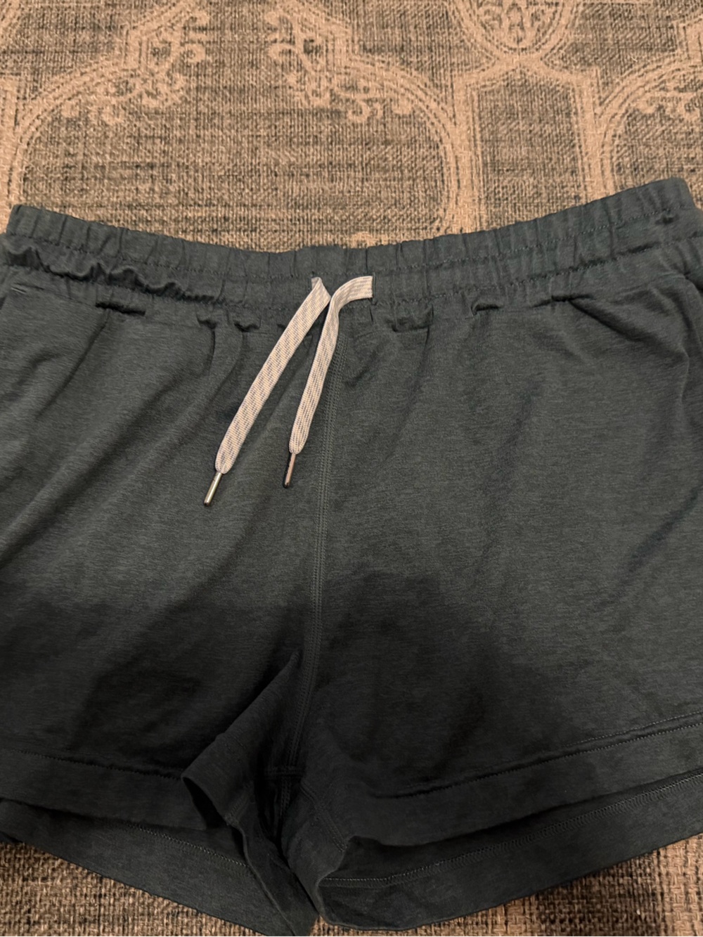 Vuori Halo Drawstring Shorts in M
